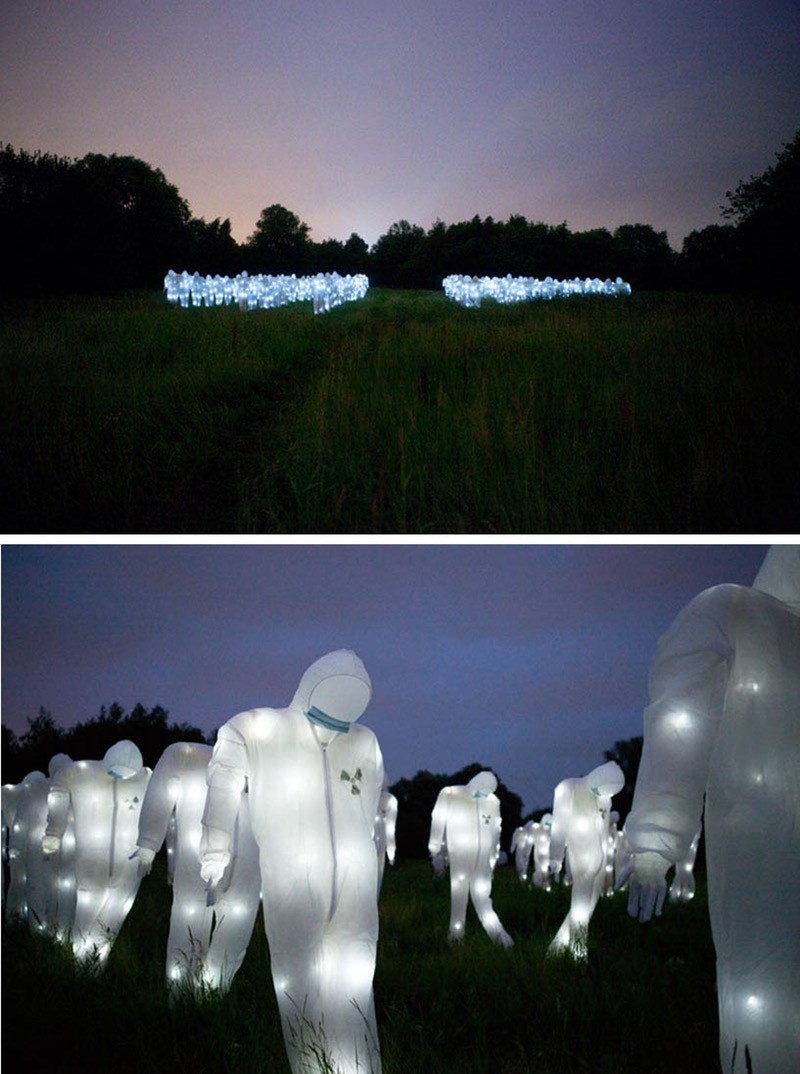 100 светящихся зомби-подобных фигур, созданы испанским художественным коллективом Luzinterruptus в 2011 году для Dockville фестиваля искусств в Гамбурге