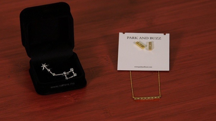 Эксклюзивная ювелирная подвеска от Namira Monaco и комплект из сережек и ожерелья от Park and Buzz.