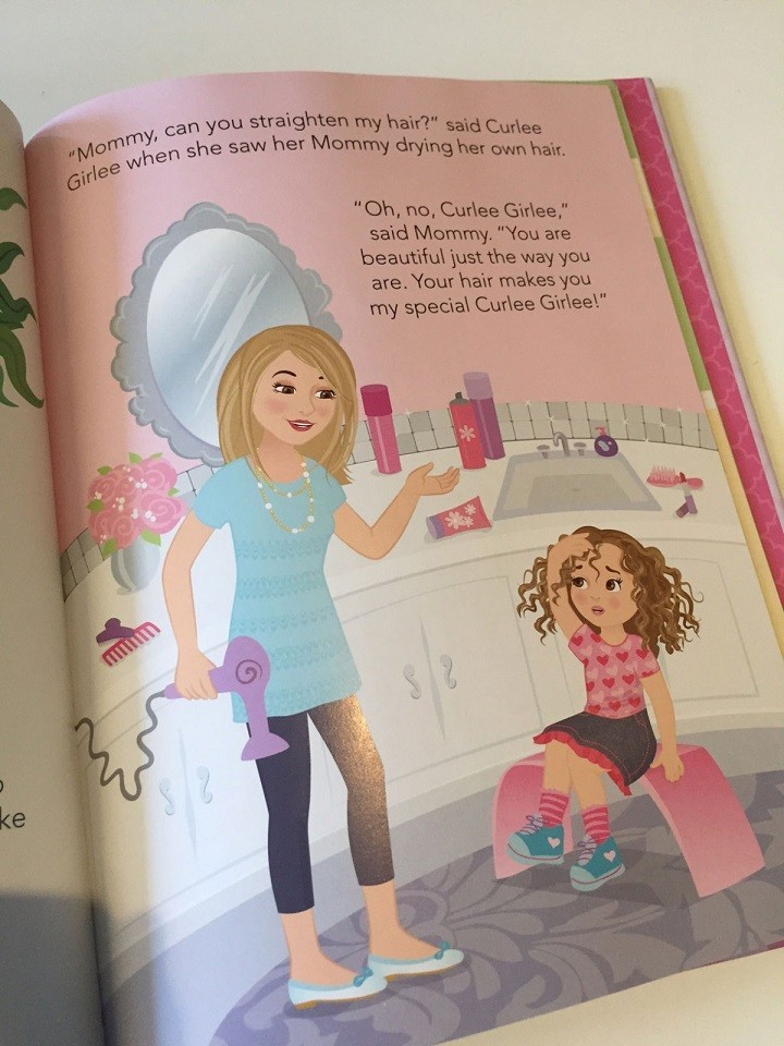Детская книжка Curlee Girlee, призванная привить девочкам навыки ухода за волосами.