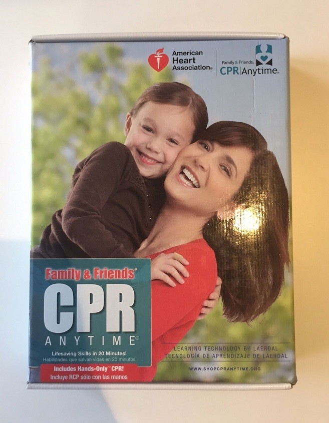 Актерам предлагают обучиться основам сердечно-легочной реанимации с помощью набора CPR Anytime.