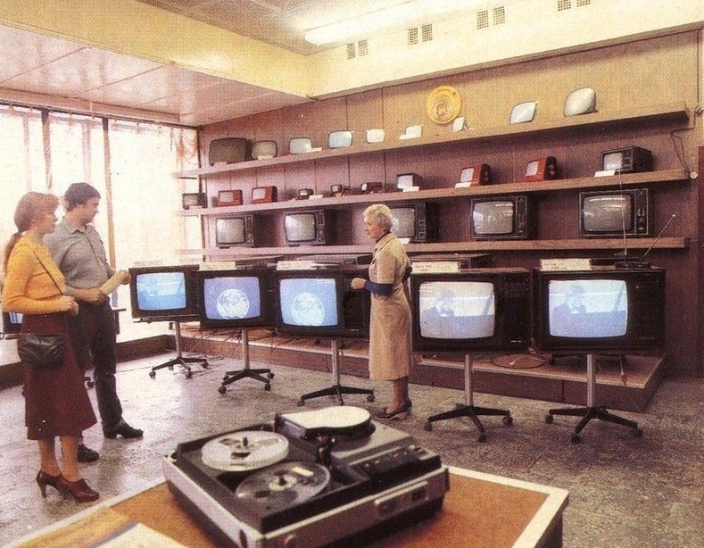 В отделе радиотехники, Новгород, 1985 год.