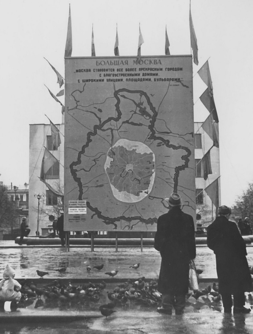 Прохожий рассматривают карту с новой и перспективной территорией Москвы, 1960 год.