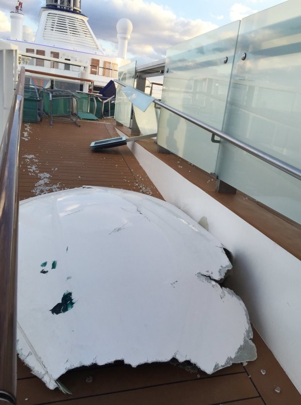 Пассажиры круизного лайнера сняли удары 9-метровых волн во время сильнейшего шторма