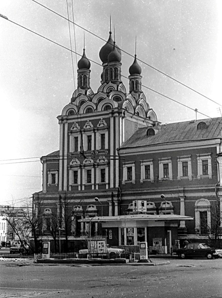 Фото 1976 г. А. М. Чеботаря. Бензозаправка возле ц. Николы на Болвановке у Таганской площади.