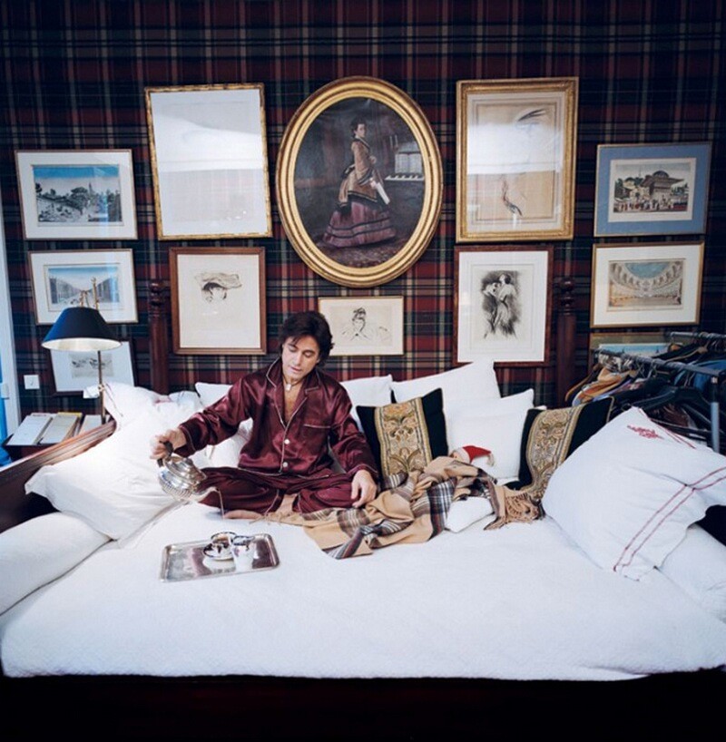 Это 8-й о. Парижа, Живущий здесь бизнесмен А. Зуари. Он пользуется кроватью, изготовленной из красного дерева и выполненной в колониальном стиле, которую подарил ему друг, дизайнер по интерьерам S. Cauchoix: