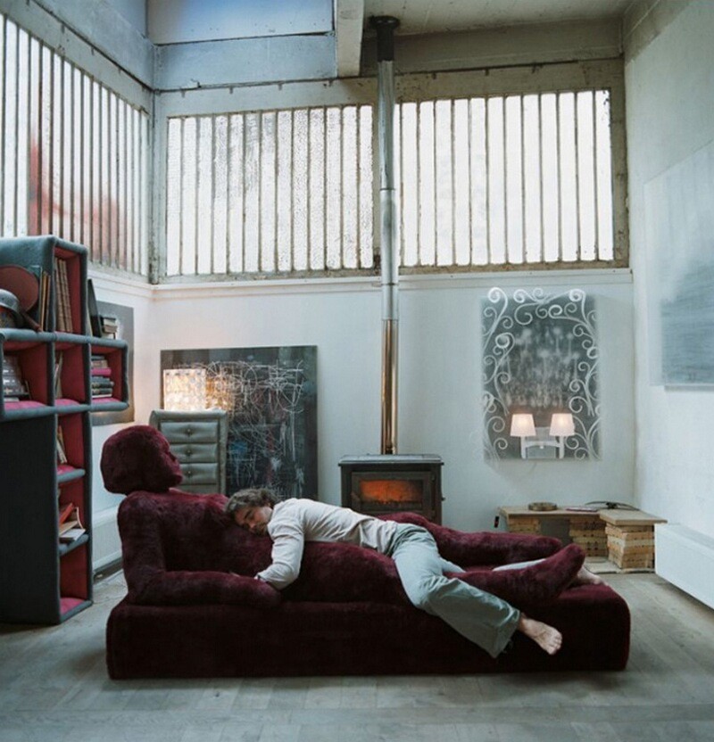 А художник О. Урману, которому необходима в кровати компания, решил проблему одиночества просто. Он изваял для себя кровать-скульптуру. Материалы: акриловый мех и пена-бультекс: