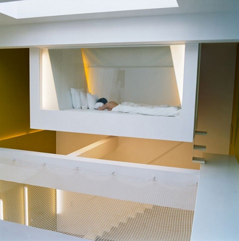 На этом снимке Н. Вольдберк, архитектор из Сен-Оуэна в собственном доме и подвесная кровать её конструкции: