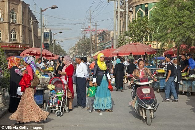 В Синьцзян-Уйгурском автономном районе среди прочего населения живут уйгуры, исповедующие ислам.