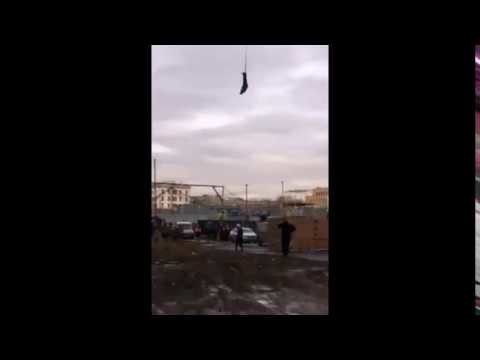 Неудачный прыжок каскадера с башенного крана в Москве сняли на видео 