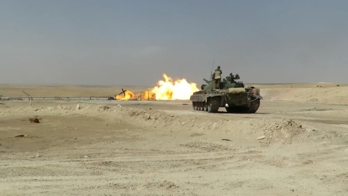 Сирия: танк Т-62 эффективно тушит горящую газовую скважину