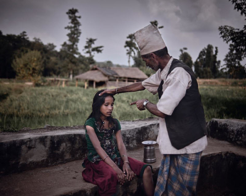 Виновна по признаку пола: куда отправляют девушек в Непале на время менструации