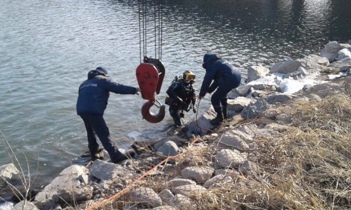 Авария дня. Внедорожник упал в реку в Казахстане