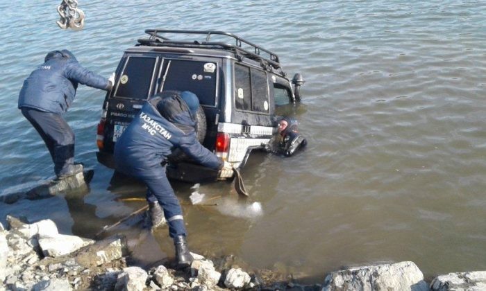 Авария дня. Внедорожник упал в реку в Казахстане