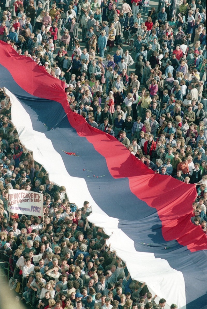 Тысячи москвичей маршируют по Красной площади и несут триколор, 22 августа 1991 года.