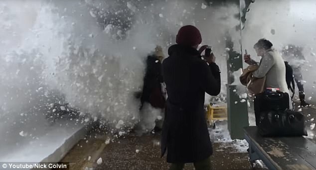 Завораживает: замедленный ролик с поездом, который накрывает пассажиров снежной лавиной