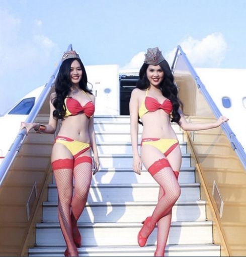 Лоукостер со стюардессами в бикини задумался о полетах в Россию