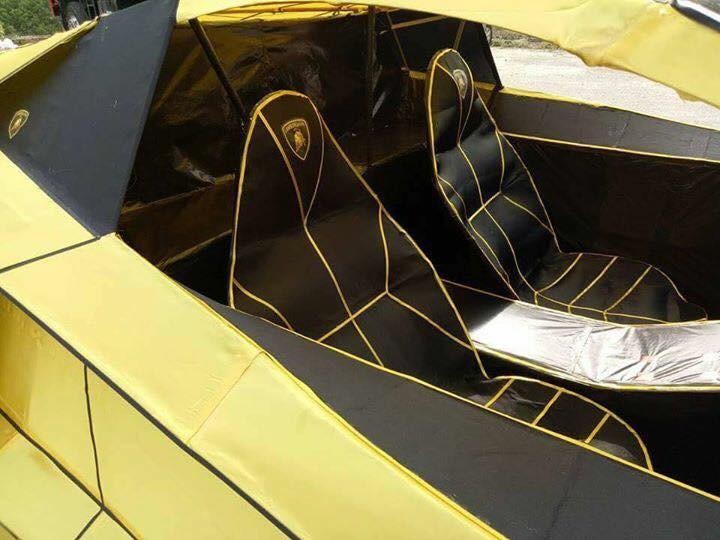 Дизайнер воссоздал из бумаги не только корпус автомобиля, но и детали его салона.