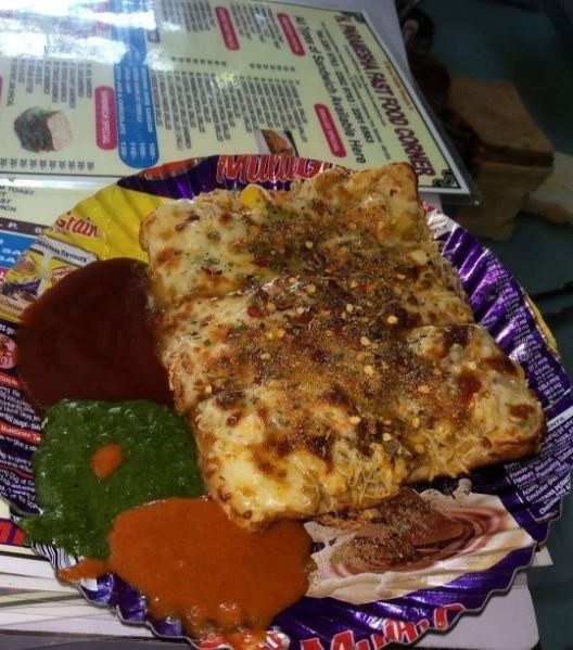 Сэндвич с домашним сыром и специями в H. Parmesha Fast Food Corner, Fort