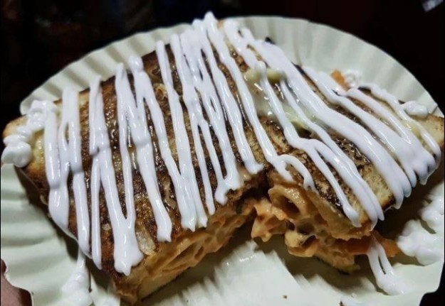 Сэндвич с макаронами в специях в Dharma’s Sandwich, Borivali East