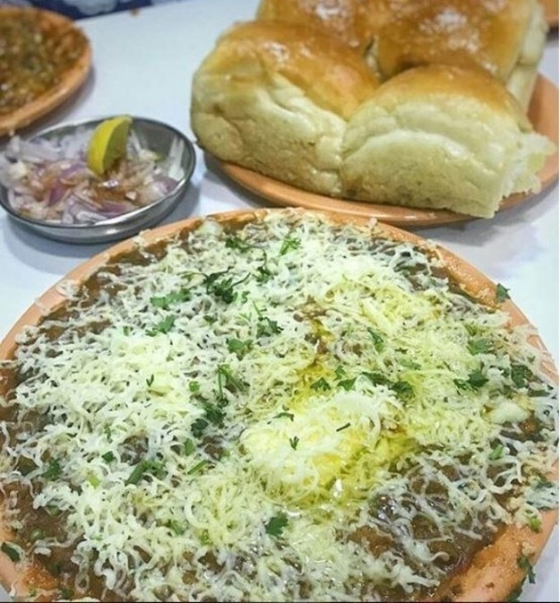 Лепешка с овощным пюре "пав баджи" в Sardar Pav Bhaji, Tardeo
