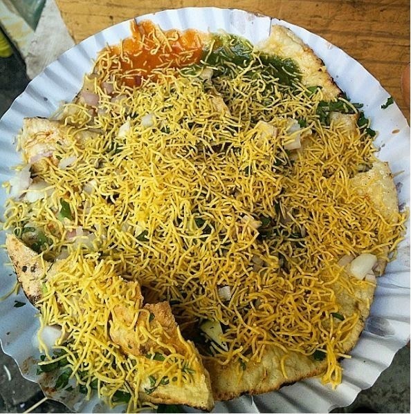 Лепешка "хичийя"с начинкой и пряностями в Zaveri Bazaar