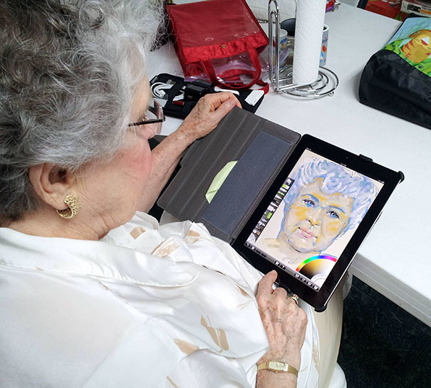 2. Купила бабушке iPad. Ей 84, планшетами никогда  не пользовалась и хотела его для "рисования". Я оставила ее с новой игрушкой на 30 минут...