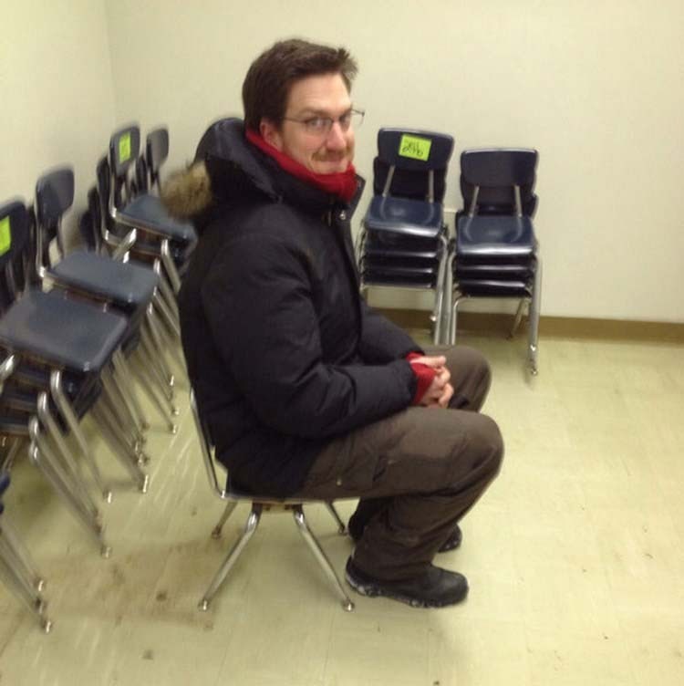 Заказал в Интернете 50 стульев, но в итоге они оказались для деток из младшей школы   
