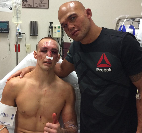 Рори Макдональд и Робби Лоулер в больнице после эпичной битвы на UFC 189