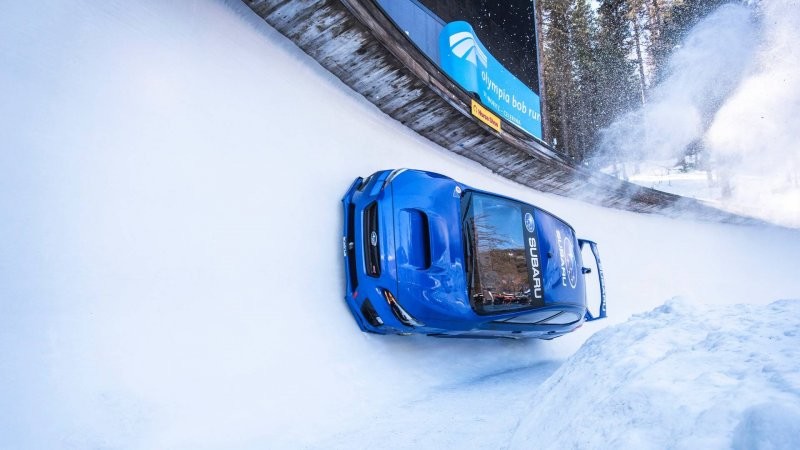 Посмотрите на очень жесткий спуск Subaru с бобслейной трассы