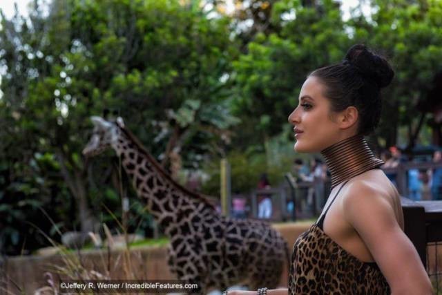 Нереальная красота: американка 5 лет удлиняет шею, чтобы стать похожей на жирафа