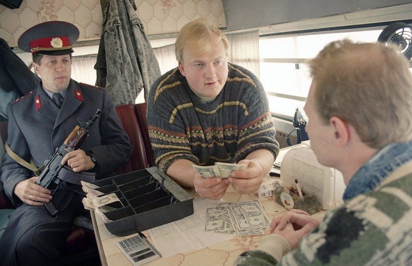 Пункт обмена валюты в микроавтобусе, Москва, 1993 год.