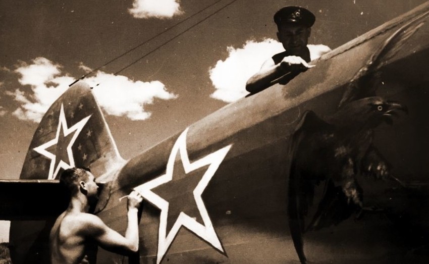 Истребитель Як–9 командира 6–го Гвардейского истребительного авиационного полка ВВС Черноморского флота подполковника Михаила Васильевича Авдеева, 1944 год.
