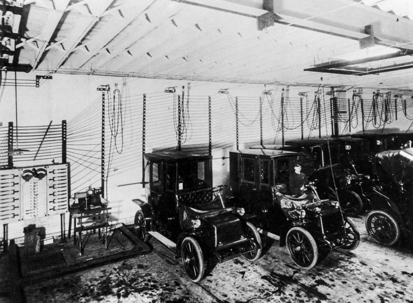 Электромобили на зарядке, США, 1909 год.