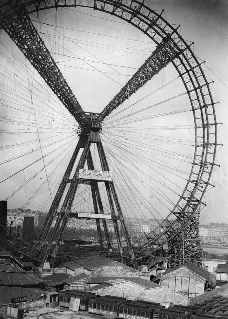 Демонтированное колесо обозрения на складе металлолома, Париж, 3 апреля 1921 года.