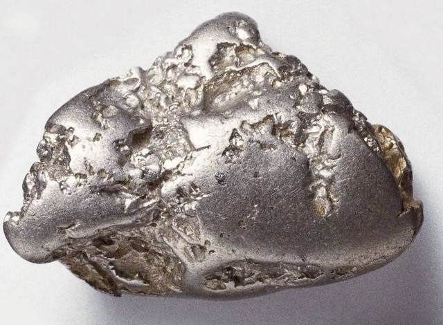 Кстати - самый большой из существующих платиновых самородков весит 7 кг 860,5 г. и называется «Уральский гигант».  Хранится в Алмазном фонде.