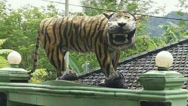 Статую "тигра-улыбаки" снесли после бешеной популярности в интернете
