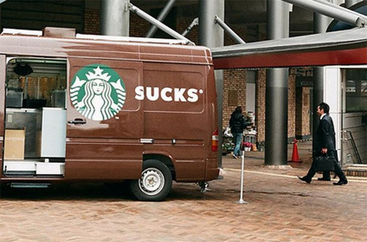 Starbucks - бренд кафетериев для хипстеров, если открыть дверцу читается как Sucks - отстой или гавно на сленге