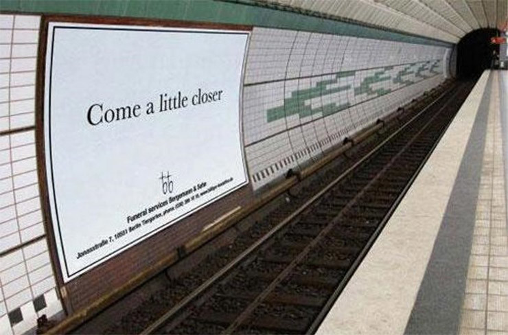 Рекламный банер в европейском метрополитене приглашает посетителей подойти к нему по ближе, текст так и гласит - подойдите ближе.