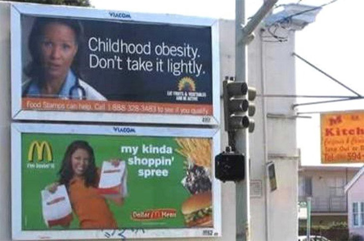 Сверху - социальная реклама призывающая детей питаться здоровой пищей, нижний баннер - реклама макдональдса