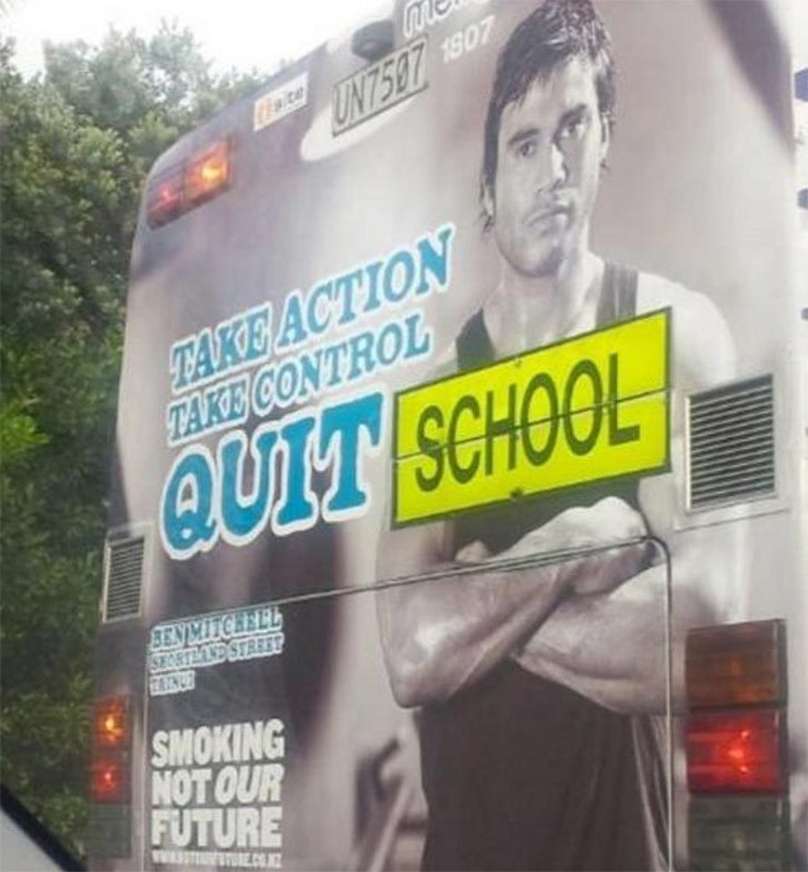 Школьный автобус в обязательном порядке должен иметь соответсвующий знак, табличку желтого цвета, в данном случае с надписью ШКОЛА, рекламщики этого не учли