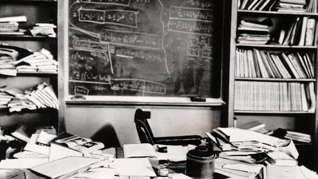 Рабочий стол Альберта Эйнштейна, сфотографированный в день его смерти