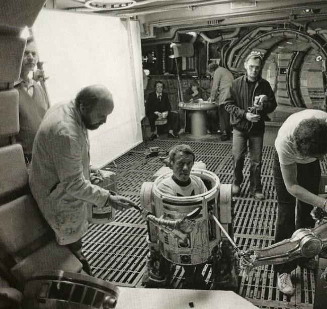 71. Кенни Бейкер на съемках Звездных войн, 1977