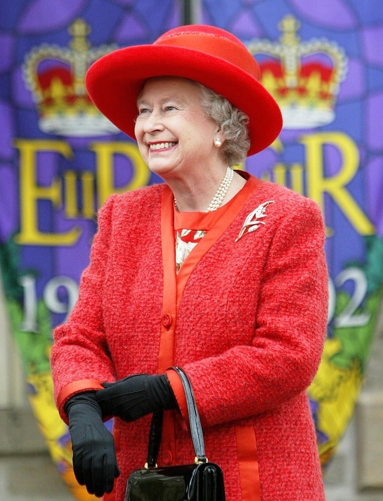 Королева Елизавета II - тоже левша.