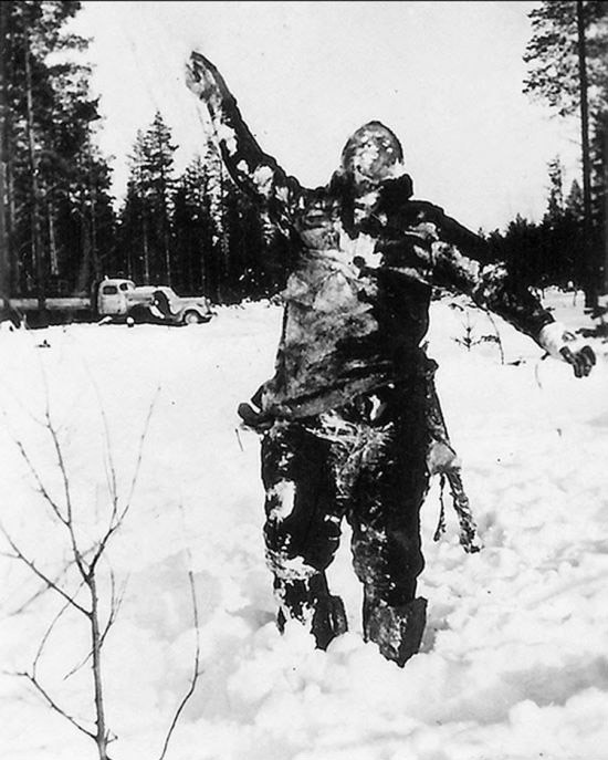 Замерзшее тело советского солдата, выставленное финнами для устрашения противника во время Советско-финской войны