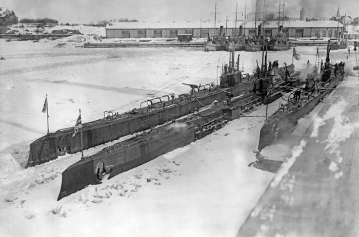 Русские подводные лодки «Барс» и «Волк»