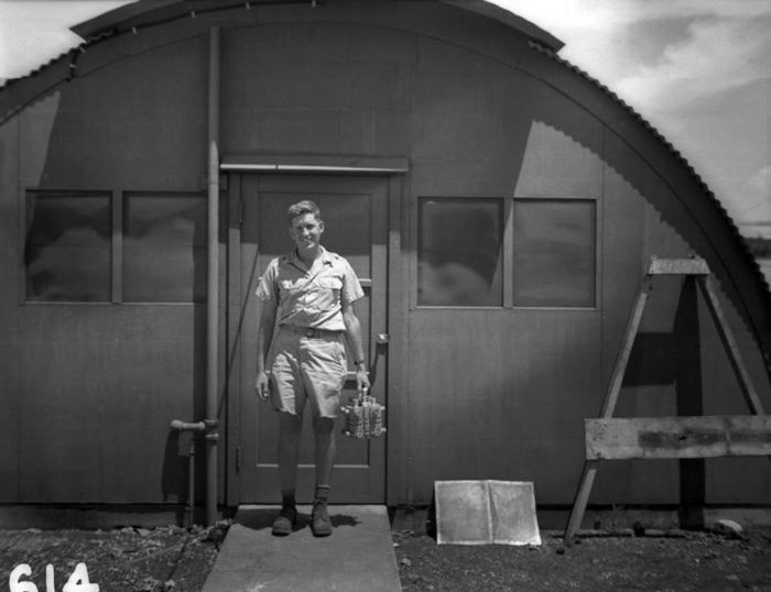 Американский физик Гарольд Агню держит контейнер с плутониевым сердечником для бомбы, которая будет сброшена на Нагасаки