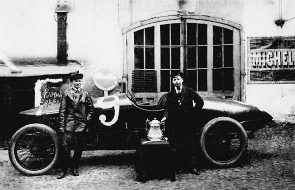 «Руссо-Балт» под номером 9, принимавший участие в автопробеге 1909 года  Петербург–Рига–Петербург. 