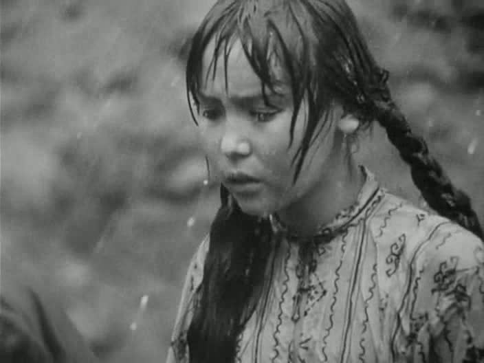 кадры из фильма, принесшего ей успех "Первый учитель", СССР, 1965 