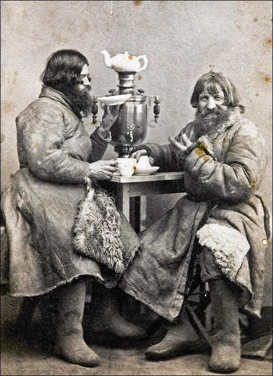 Петербургские извозчики в чайной.
