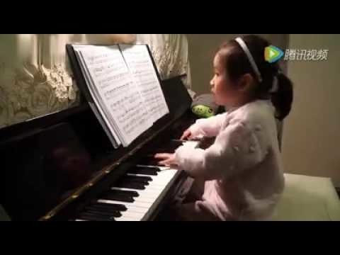 В 4 года так играть на пианино  